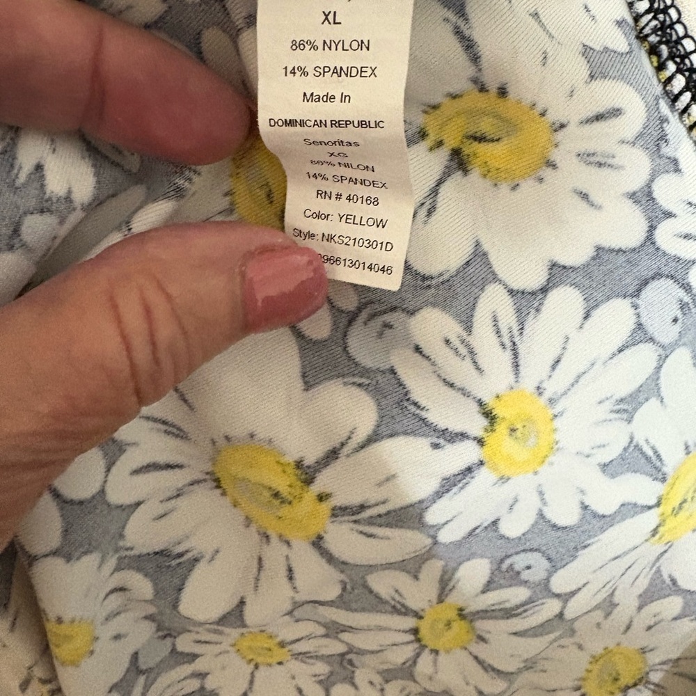 Norma Kamali halter top featuring a daisy print. Size XL - Picture 6 of 6